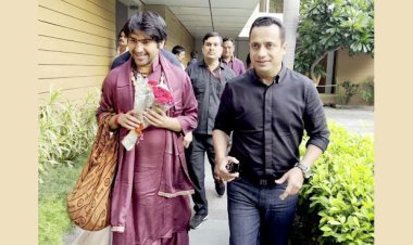 मोटिवेशनल स्पीकर डॉ विवेक बिंद्रा के ऑफिस आकर बाबा बागेश्वर धाम ने लोगों को किया संबोधित